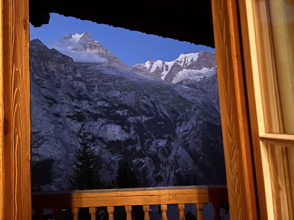 Hotel Alpenruhの客室から見たアイガー・メンヒ・ユングフラウ