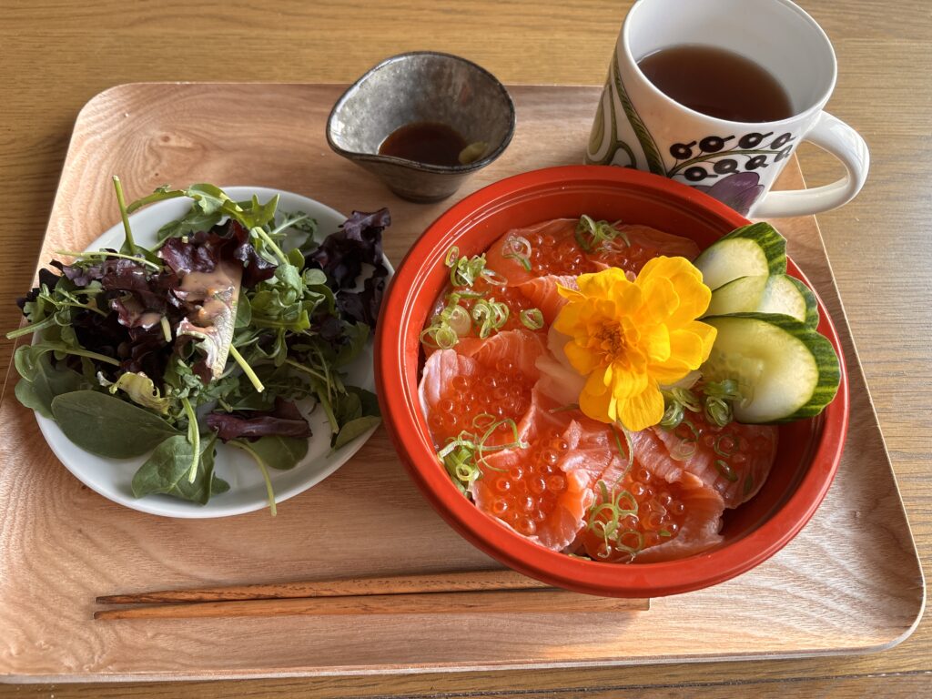 セント・ジョンズ・ウッドのデリ「Panzer's Delicatessen」の海鮮丼