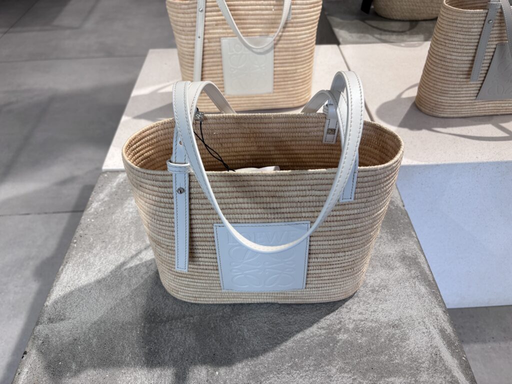 Bicester Village(ビスタービレッジ)でのロエベの商品