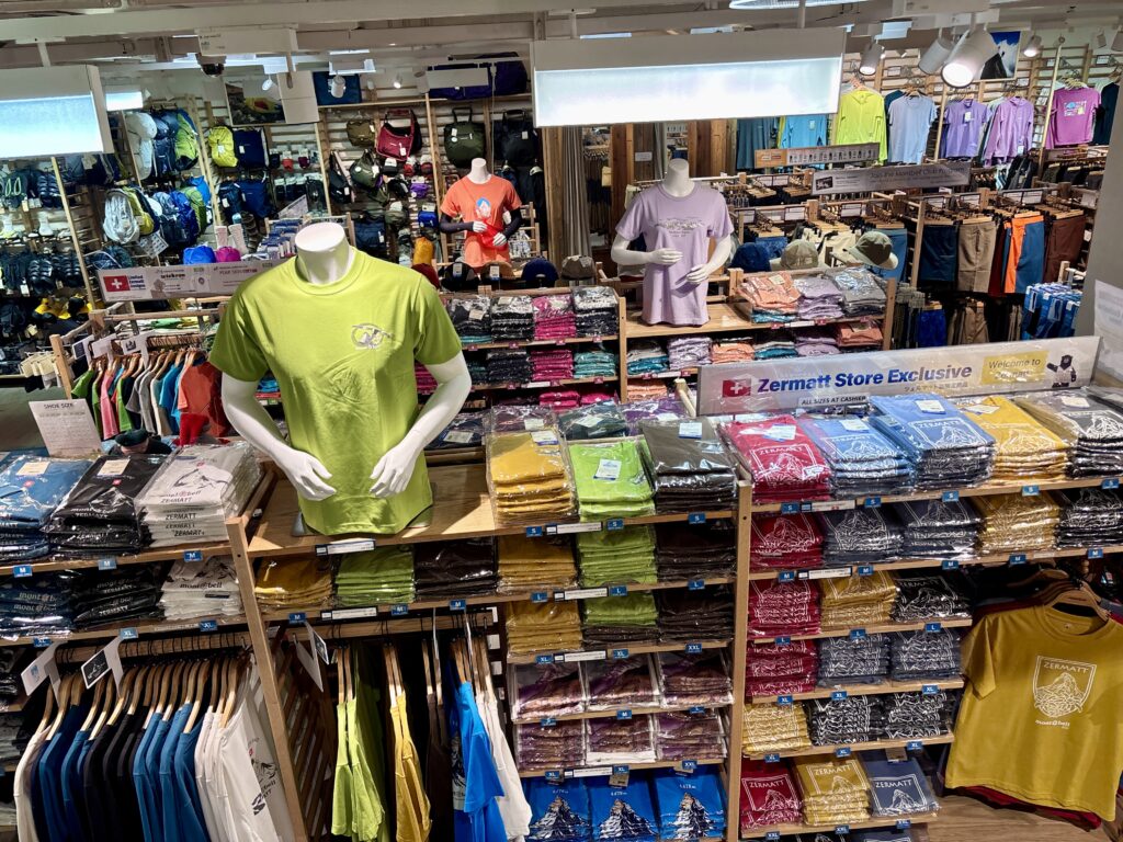 モンベルツェルマット店の品揃え