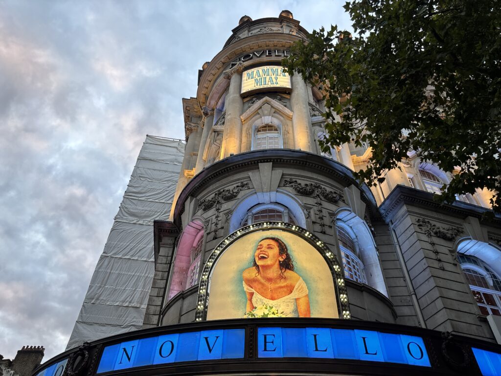 ロンドンのウエストエンドで上演されているミュージカル『マンマ・ミーア！（MAMMA MIA!）』