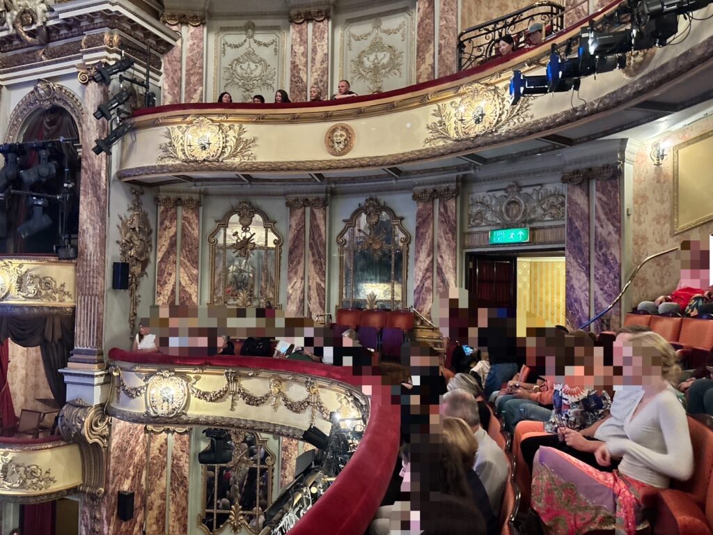 ロンドンのウエストエンドで上演されているミュージカル『マンマ・ミーア！（MAMMA MIA!）』