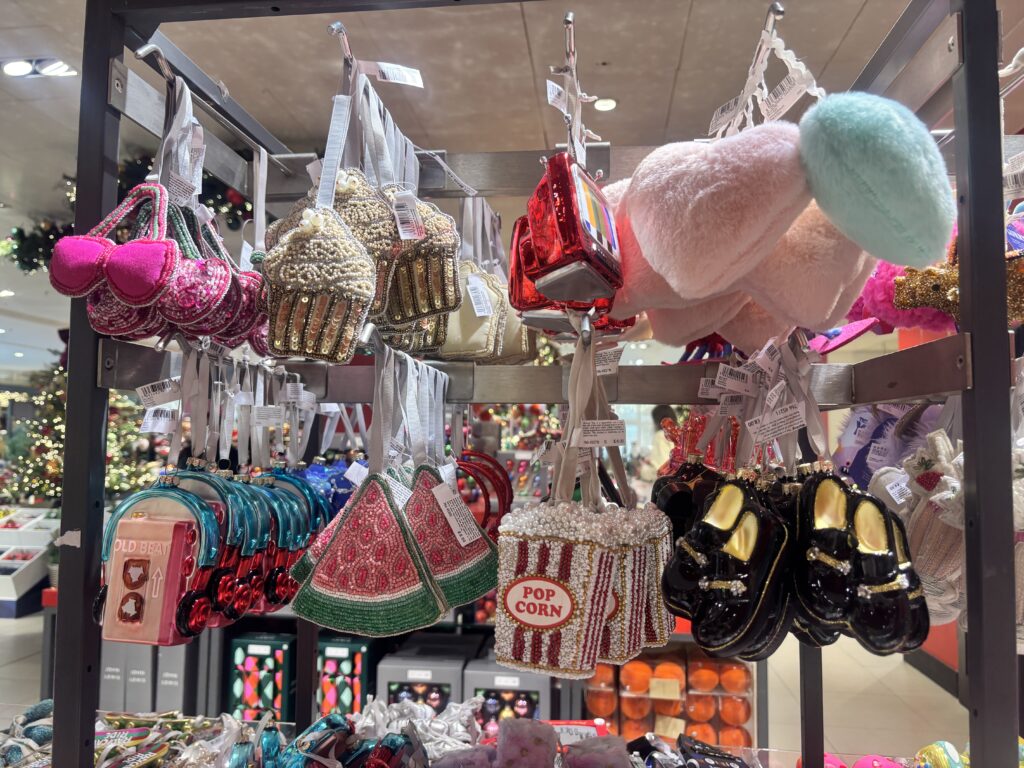 ロンドンの有名百貨店John Lewis（ジョンルイス）のクリスマスグッズ売り場