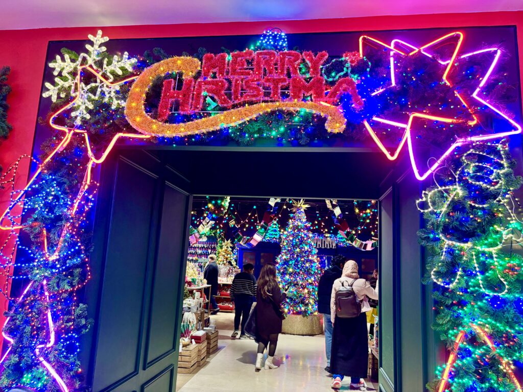ロンドンの有名百貨店Selfridges（セルフリッジズ）のクリスマスグッズ売り場