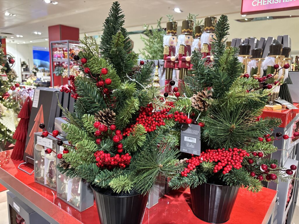 ロンドンの有名百貨店John Lewis（ジョンルイス）のクリスマスグッズ売り場