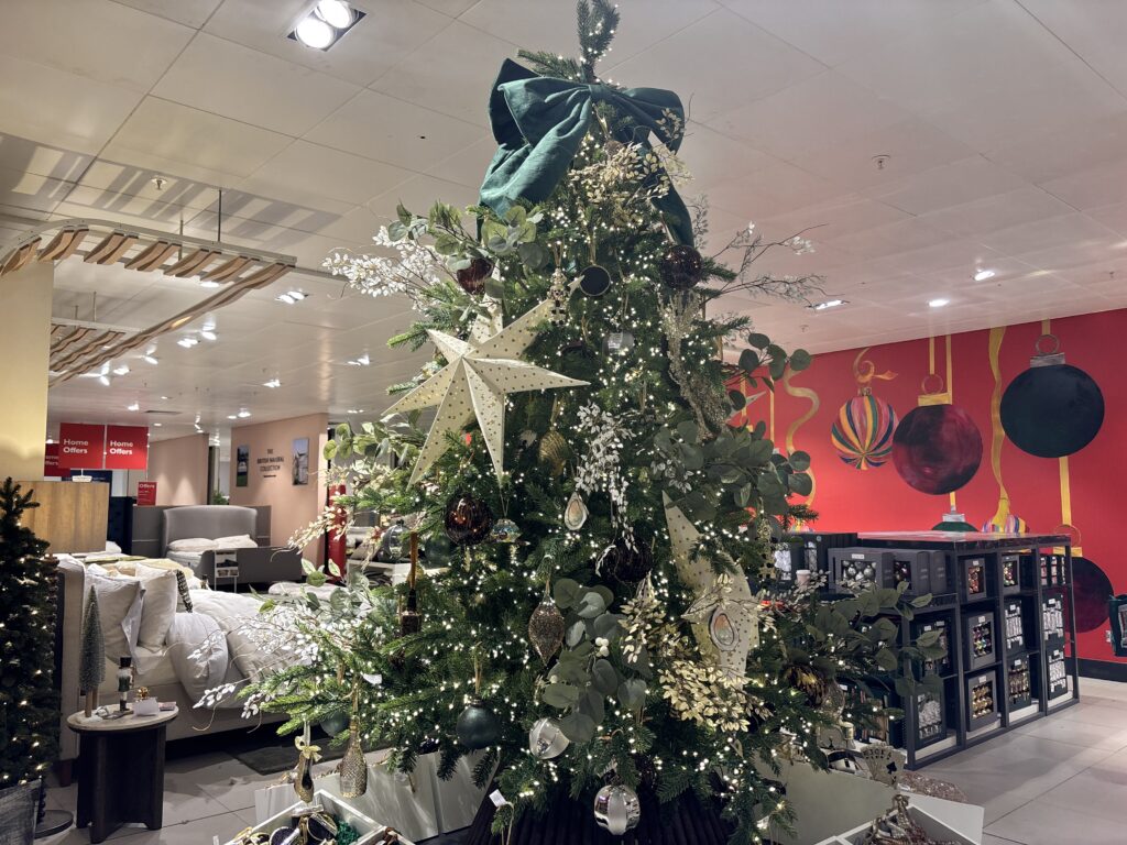 ロンドンの有名百貨店John Lewis（ジョンルイス）のクリスマスグッズ売り場