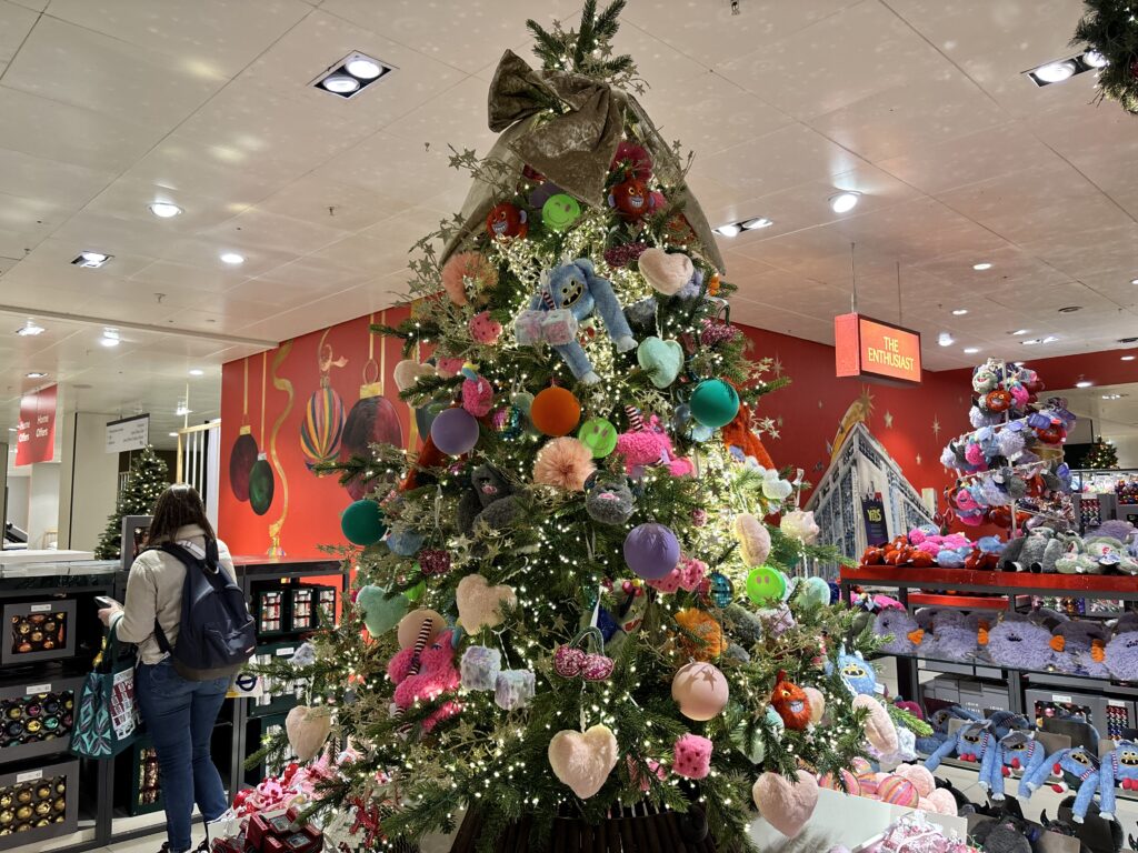 ロンドンの有名百貨店John Lewis（ジョンルイス）のクリスマスグッズ売り場